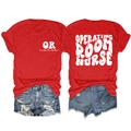 Vorder- und Rückansicht des roten T-Shirts mit weißem Operating Room Nurse Aufdruck - Rot (Weißer Druck)