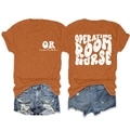 Detail eines orangefarbenen OP-Krankenschwester-T-Shirts mit weißer Schrift und Denim - Gebranntes Orange (Weißer Druck)