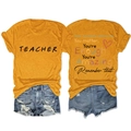 Dettaglio del retro della t-shirt con citazioni per insegnanti e motivo a cuore - S / Giallo Senape (Grafica Nera)