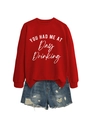 Détail du sweat à manches longues rouge avec imprimé Day Drinking et short en jean déchiré - S / Rouge Vif (Imprimé Blanc)