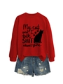 Detailaufnahme von rotem Sweatshirt mit Katzenprint und ausgefransten blauen Denim-Shorts - S / Hellrot (Schwarze Schrift)