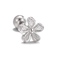 Gros plan sur piercing d'oreille fleur en argent avec zircons et fermoir à vis à bille - Fleur à Cinq Pétales Argent (EGD1009)