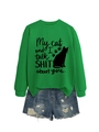 Detail eines grünen Sweatshirts mit lustigem schwarzem Katzen-Silhouette- und Spruch-Aufdruck - S / Grasgrün (Schwarze Schrift)