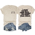 Dettagli fronte e retro della t-shirt grigio avena con teschio a cuore e citazione d'ispirazione - S / Sabbia (Grafica Nera)