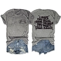 Dettaglio della t-shirt grigia con stampa sul retro e pantaloncini in denim blu strappati - S / Grigio Scuro (Grafica Nera)