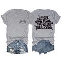 T-shirt gris imprimé squelette cœur et short en jean vieilli posé à plat en détail - Gris clair (Motif noir)