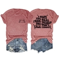 Vue détaillée du t-shirt rouge chiné avec motif cœur et slogan au dos sur fond blanc - Or Rose (Graphique Noir)