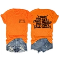 Détail du t-shirt orange avec citation au dos et motif graphique de cœur tête de mort - Orange (Graphique Noir)