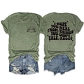 Vue à plat d'un t-shirt vert mousse avec citation au dos et short en jean bleu - Vert olive (Motif noir)