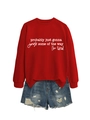 Détail d'un sweat rouge avec texte blanc et short en jean bleu délavé à franges - S / Sweat-shirt Rouge (Police Blanche)