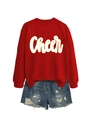 Detail von rotem Sweatshirt mit gelbem Cheer-Schriftzug und abgenutzten Denim-Shorts - S / Rot