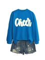 Detail eines königsblauen Cheer-Sweatshirts und abgenutzten Denim-Shorts-Sets - Seeblau