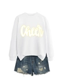 Flachbild eines weißen Langarm-Sweatshirts mit gelbem Cheer-Text und zerrissenen Jeans-Shorts - Weiß