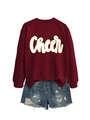 Detail von burgunderrotem Langarm-Sweatshirt mit weißem Cheer-Text und Distressed-Denim-Shorts - Burgunderrot