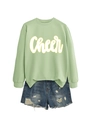 Flachgelegtes hellgrünes Sweatshirt mit Cheer-Aufdruck und Distressed-Denim-Shorts - Olivgrün