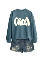 Flachbild von lässigem Langarm-Sweatshirt mit Cheer-Print und Distressed-Denim-Shorts - Blau