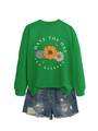 Detailansicht grünes Sweatshirt mit Gänseblümchen-Print und zerfetzten Denim-Shorts - S / Grasgrün (Weiße Grafik)