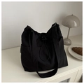 Detalle del bolso tote de nailon negro impermeable con cierre de cordón y bolsillo lateral - Negro