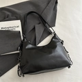 Minimalistische schwarze matte PU-Leder Halbmond Tasche mit stylischer Silberkette - Schwarz Groß