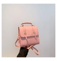 Detail eines rosa PU-Lederrucksacks mit goldenen Schnallen und verstellbaren Trägern - Rosa