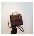 Nahaufnahme der braunen Vintage-PU-Lederhandtasche mit polierten goldenen Rundschnallen - Braun