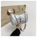 Détail du sac à bandoulière matelassé argenté avec étoile en métal et chaîne - Argenté