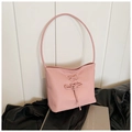 Borsa a secchiello rosa chiaro in morbida ecopelle con nodo a coulisse e tracolla sottile - Rosa