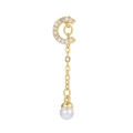 Dettaglio del perno auricolare dorato con zirconi a C e nappa di perle pendente - Stile Nappa Perla a Forma di C Oro (EGD0928 Oro)