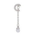 Dettaglio dell'orecchino a lobo lettera C in zircone con catena d'argento e pendente perla - Stile Nappa Perla a Forma di C Argento (EGD0928 Argento)