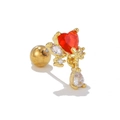Dettaglio di un orecchino a lobo a cuore dorato con zircone rosso e accenti di cristallo - Stile Rubino a Cuore / Oro