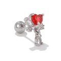 Dettaglio di un orecchino a lobo con zircone rosso a cuore e decorazioni floreali - Stile Rubino a Cuore / Argento