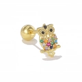 Détail macro du clou d'oreille hibou avec zircons colorés et fermoir à vis sécurisé - Style de Chouette Multicolore (EGD1534 Or)