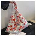 Bolso de nailon ligero y plegable con un vibrante estampado floral rojo y amarillo - Estilo 1 Con Patrón Floral Blanco