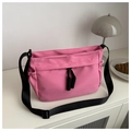 Roze Oxford stoffen crossbodytas met verstelbare band in een sfeervolle huiselijke setting - rozenroze