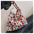 Detalle del bolso tote de lona vintage con estampados de rosas rojas y asas de crema - Estilo Floral De Rosa Roja Vintage 4