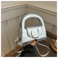 Bolso bandolera de cuero plateado metalizado con hebilla de medialuna y asa superior - Plateado