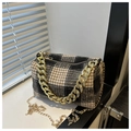 Detalle del bolso cilíndrico de cuadros con tejido de punto y cadena dorada gruesa - Cuadros Grandes Negro
