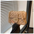Dettaglio borsa a tracolla beige trapuntata con catena dorata e chiusura in metallo - Cachi