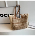 Detail der hohl gewebten Strohtasche mit kontrastierenden braunen Leder-Schultergurten - Gebrochenes Weiß