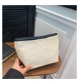 Dettaglio di pochette in paglia intrecciata crema con elegante bordo in ecopelle nera - Nero