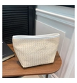 Dettaglio pochette in paglia intrecciata con finiture in pelle bianca su legno - Bianco