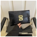 Pochette nera in ecopelle con motivo a coccodrillo e chiusura in metallo dorato chic - Nero