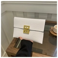 Pochette blanche en similicuir à texture crocodile avec une boucle carrée dorée chic - Blanc