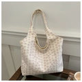 Detailansicht der Blumenstickerei auf cremefarbener Canvas-Tasche mit Spitzenstruktur - Rosa