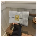 Pochette enveloppe argentée à motif serpent avec fermoir métallique doré chic - Argent