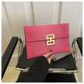 Pochette enveloppe rose vif avec motif crocodile et fermoir géométrique doré élégant - Rose rose