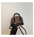 Mini Leopard-Muscheltasche mit schwarzen Lederriemen und goldenen Doppelreißverschlüssen - Schwarz