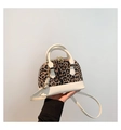 Mini-Shell-Tasche mit Leopardenmuster, weißem Kontrastboden und Gold-Reißverschluss - Weiß