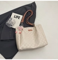 Sac cabas beige à damier avec bandoulières roses et un pendentif en peluche - Rose (Avec Charm)