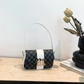 Bolso bandolera retro de cuadros negros y grises con raya blanca y hebilla de metal dorado - Blanco